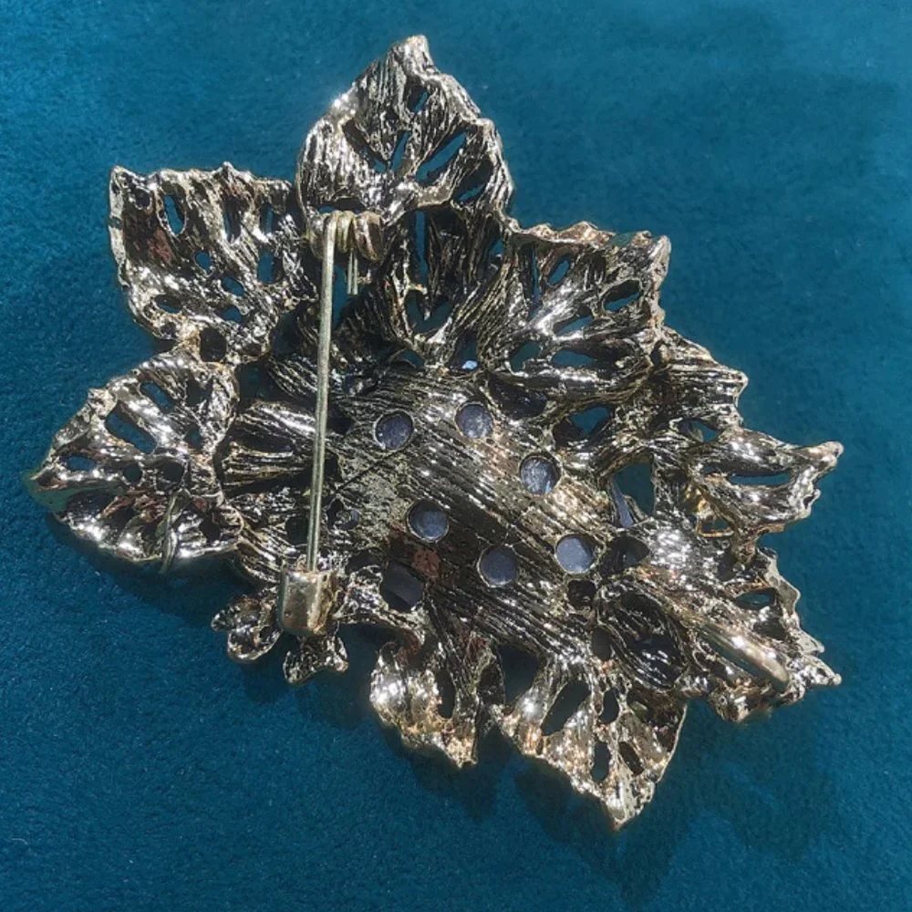 Flower Shape Crystal Decorated Brooch